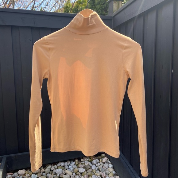 Urban Outfitters long sleeved turtle neck - Picture 1 of 5